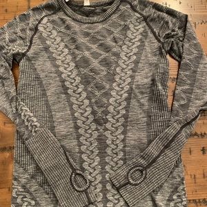 Lululemon ling sleeve work out shirt